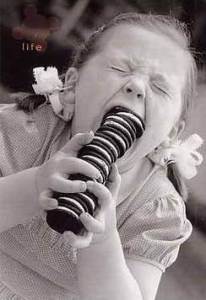 kid-eating-oreos